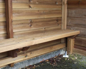 Banc inclus dans l'abribus bois
