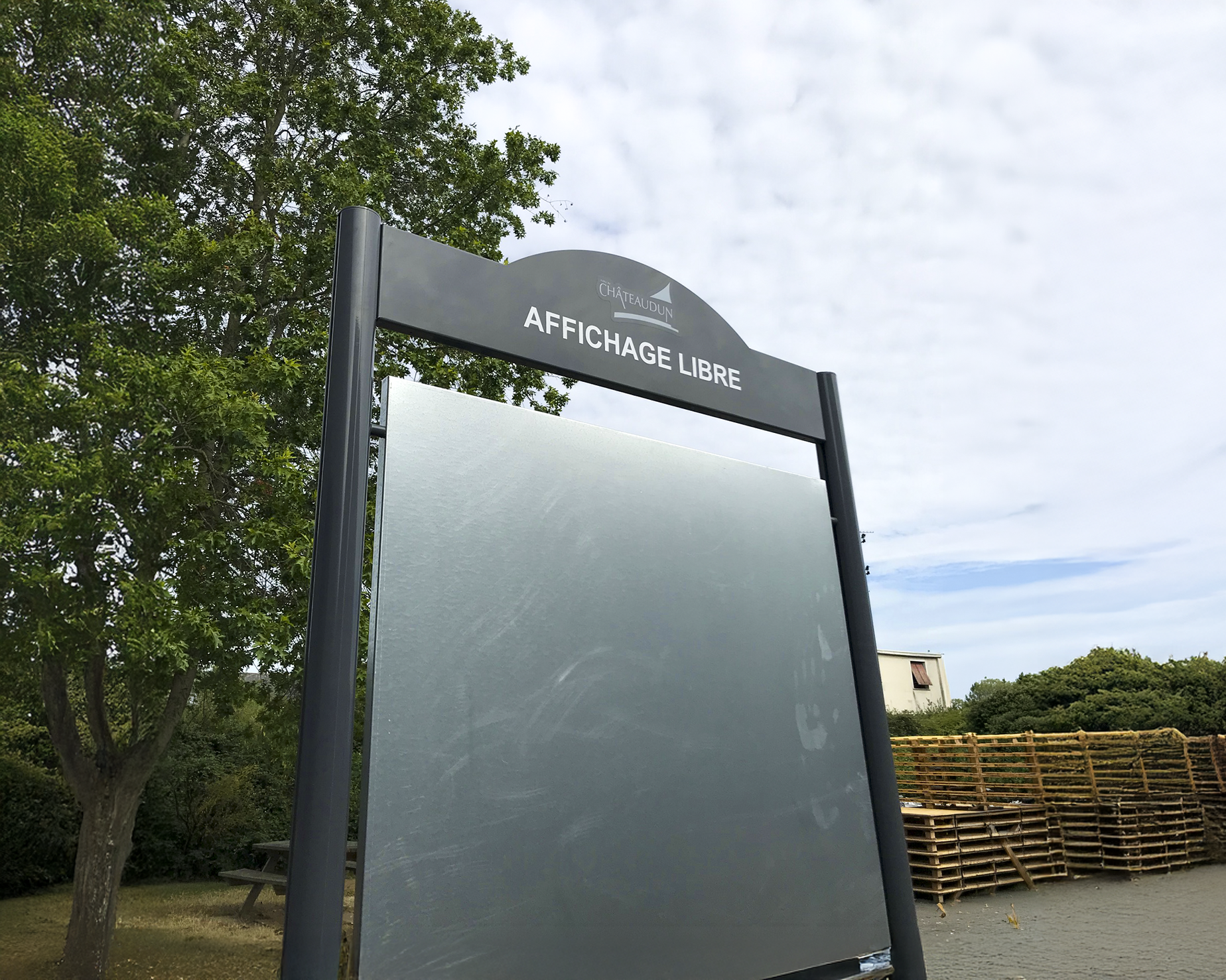 Photo de l'affichage libre - Affichage CDG avec logo de la ville