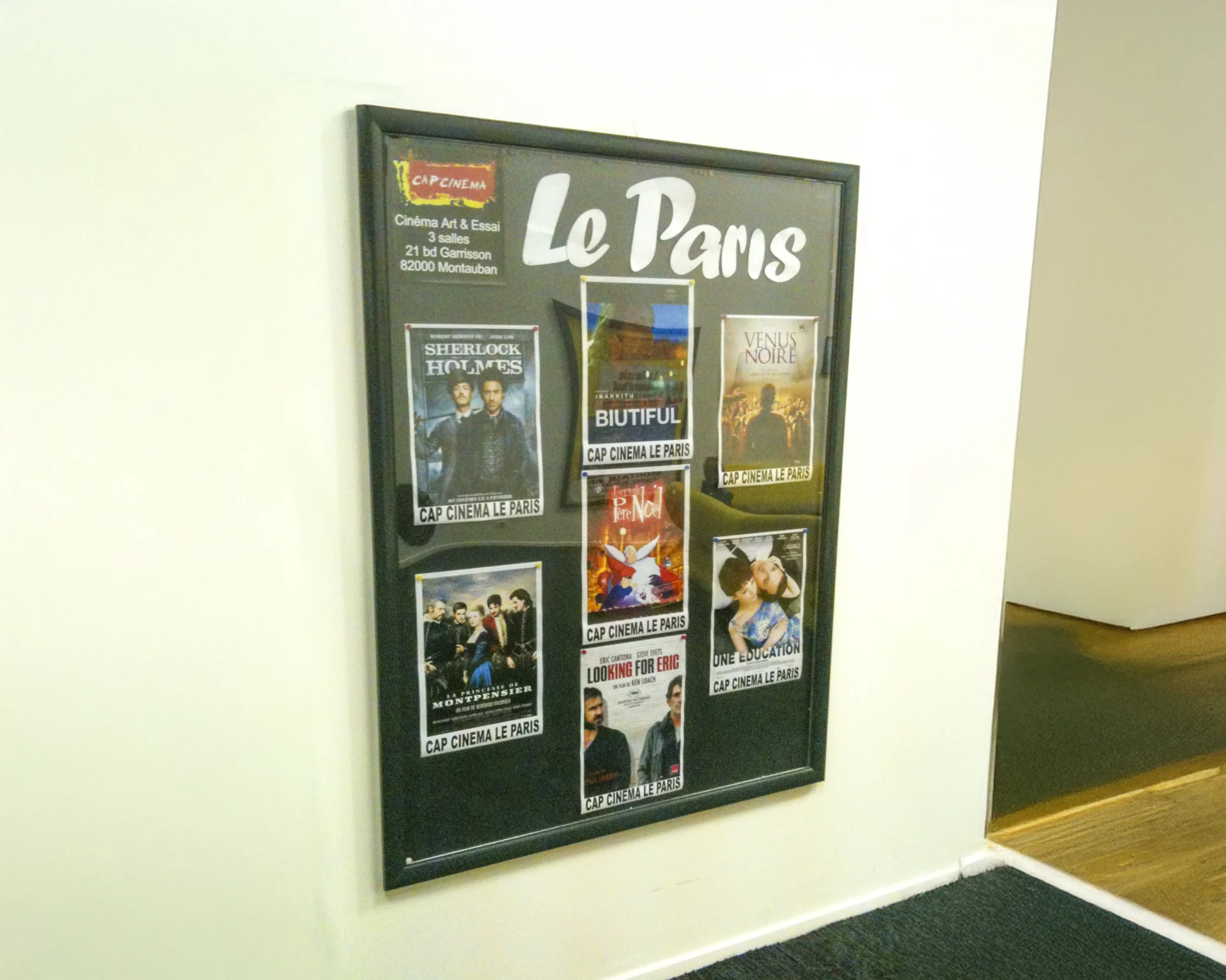 Affichage mural - panneau F5 utilisé pour le cinéma.
