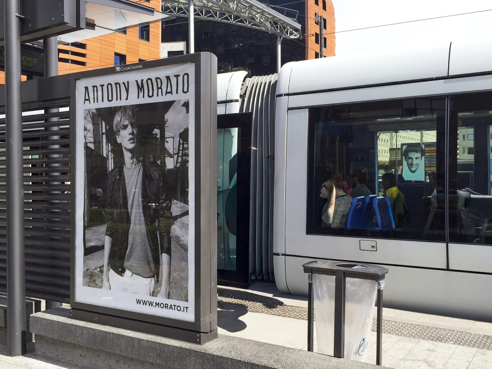 Caisson d'affichage Panocolor sur le Tramway Lyon
