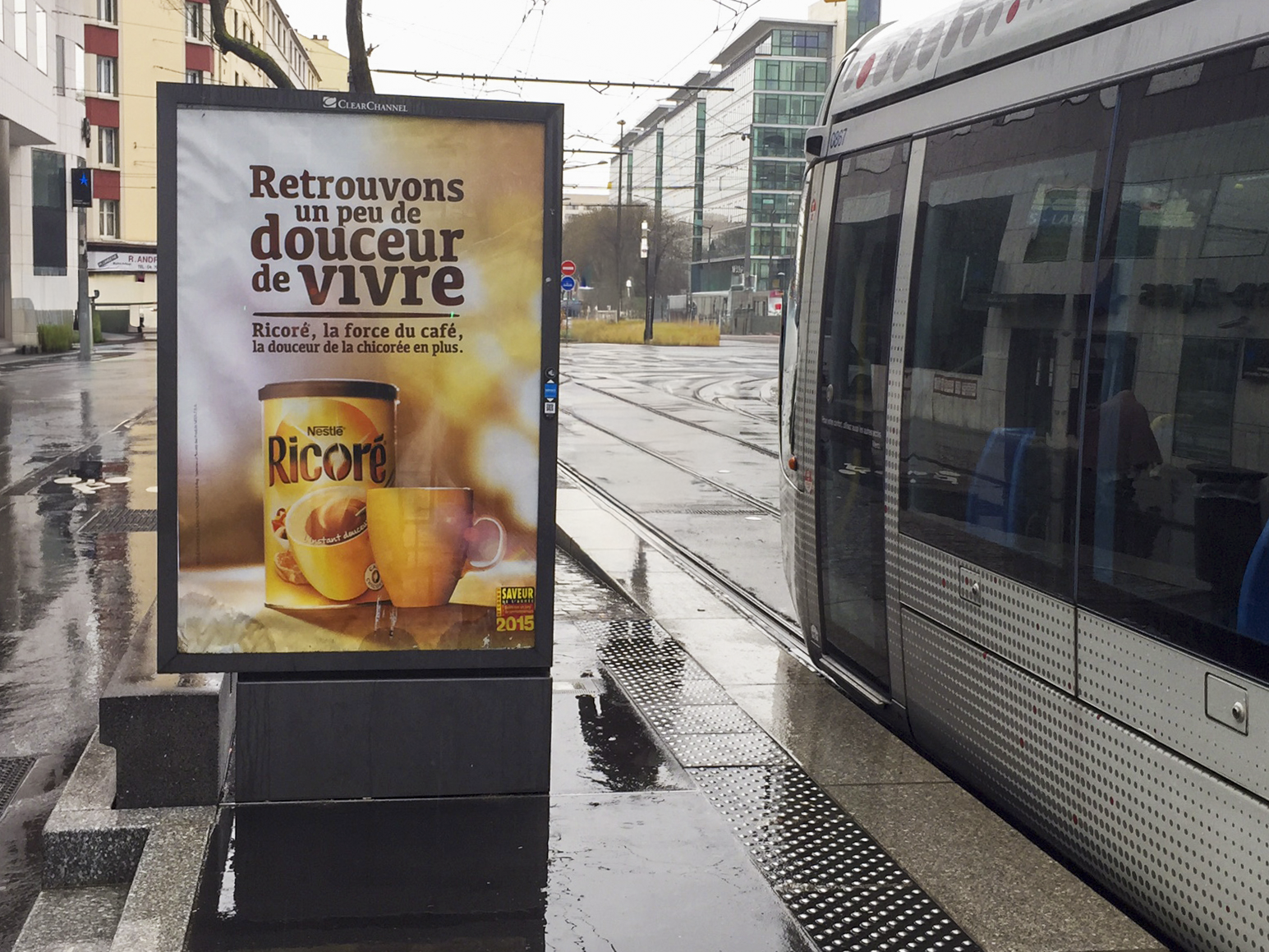 Caisson d'affichage Panocolor sur le Tramway Lyon